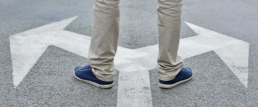 איש עומד על כביש