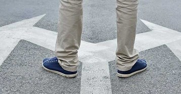 איש עומד על כביש